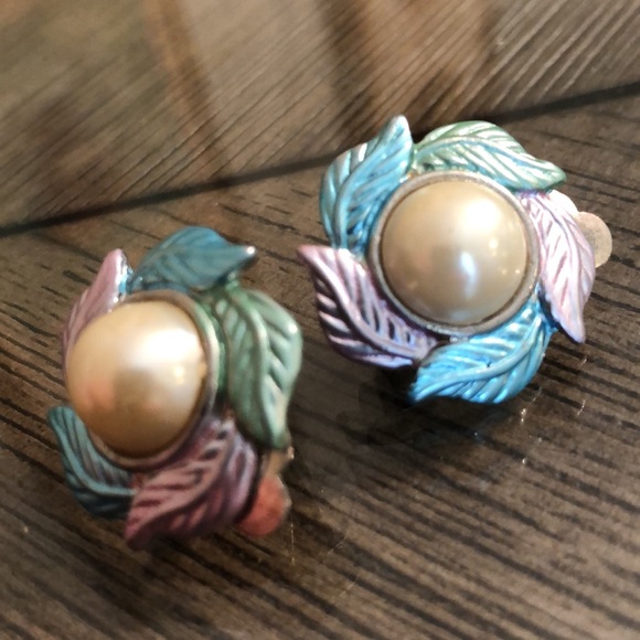 Vintage Pastel Leaf with Pearl Center Clip Earrings - Picture 13 of 13
